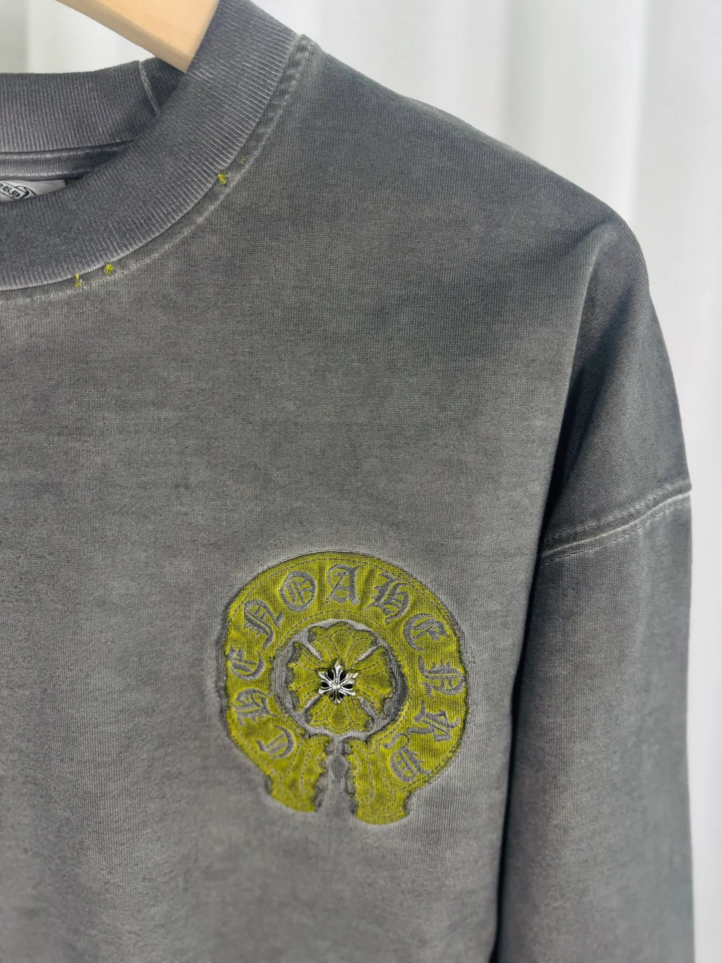 P250 ch high version Chrome Hearts 2025 new autumn and winter cross patch washed spray horse slip long-sleeved T-shirt, fabric: 26 double yarns 320 grams weight, patch embroidery, heavy wash water ➕ fried color + spray horse slip printing process: patch embroidery, secondary color spray horse slip process Color: gray, blue Size: S M L XL Style number: 5181